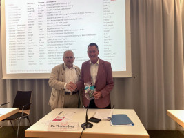 Klaus Adelt, MdL gratuliert Dr. Thomas Jung, OBM der Stadt Fürth zur Wiederwahl zum SGK-Vorsitzenden